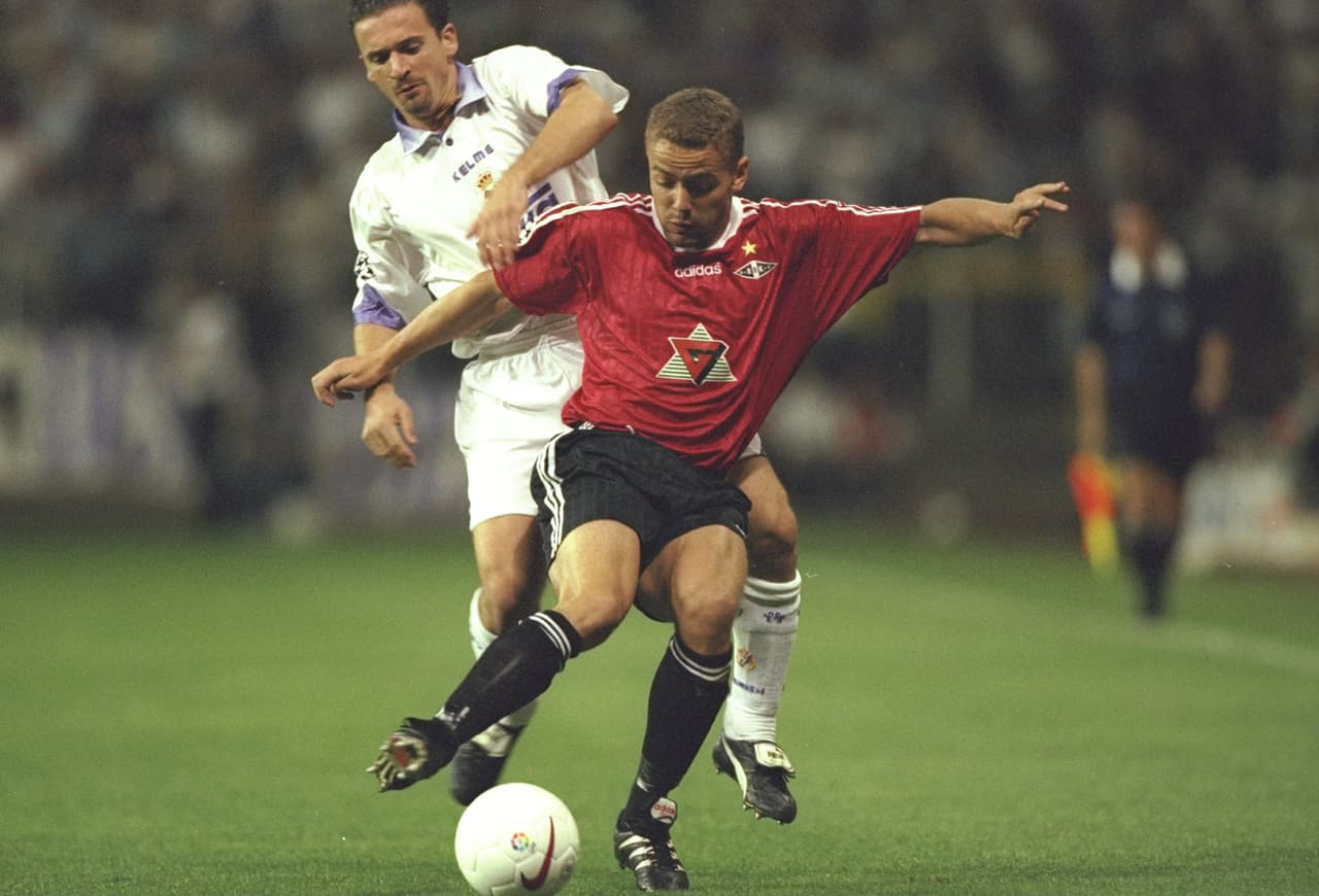 Aunque no jugó, la historia de Iker Casillas comenzó siendo jugador del Juvenil A con 16 años. El Real Madrid tenía lesionados a Bodo Illgner y Pedro Contreras por lo que tuvo que echar mano del joven portero para que fuera al banco de suplentes.