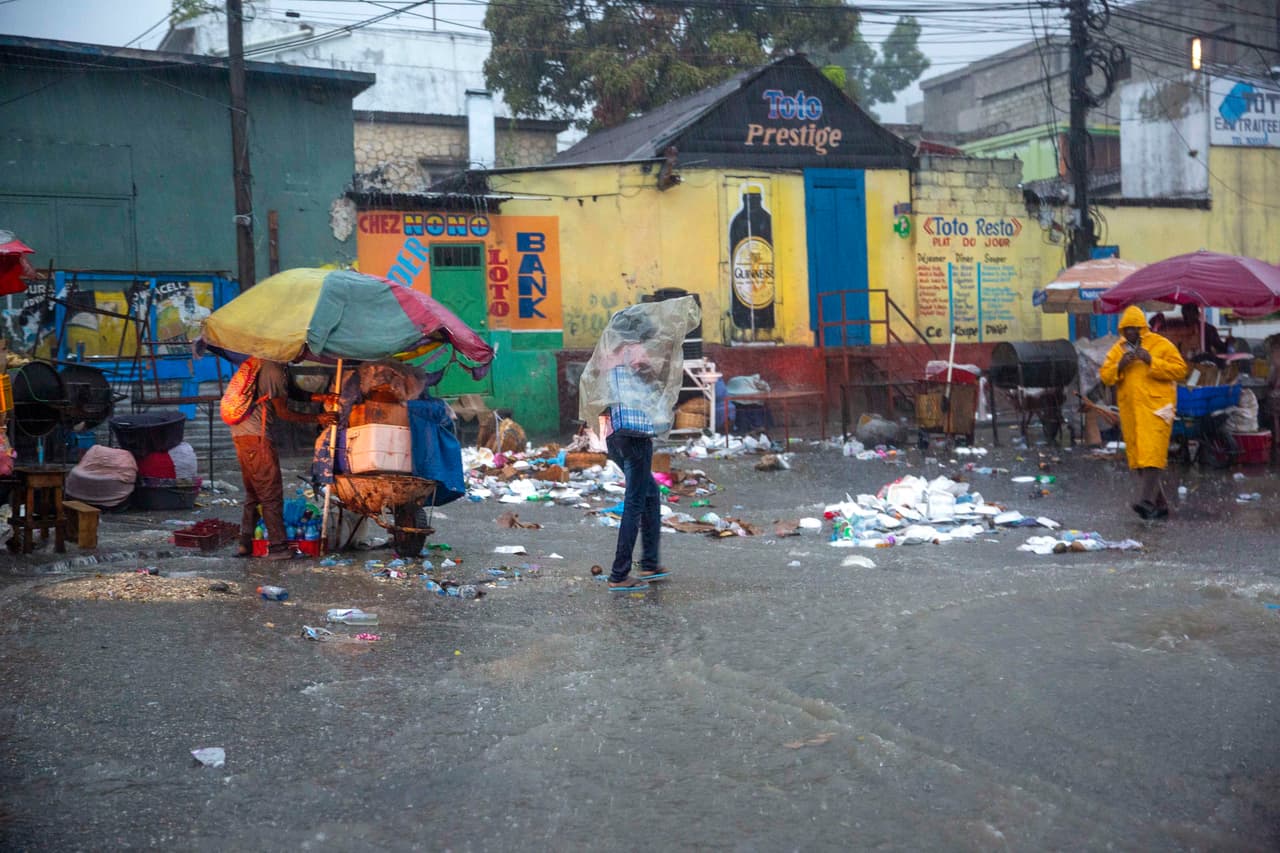 Una calle de Puerto Príncipe, la capital de Haití, en la mañana del domingo 23 de agosto.
<br>
<br>Entre las víctimas se encuentra una niña de 10 años, que murió cuando un árbol cayó sobre una casa en el centro de Anse-à-Pitres, un pueblo en la frontera con República Dominicana.
<br>
<br>Una mujer falleció en Marbial (sureste) arrastrada por las aguas, mientras que otras tres personas, dos hombres y una mujer, perdieron la vida en distintos lugares del área metropolitana de Puerto Príncipe.
<br>