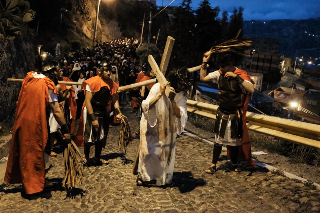 LA PAZ, BOLIVIA - 3 DE ABRIL DE 2026: Fieles realizan el Vía Crucis el Viernes Santo en La Paz, Bolivia. Jorge Mateo Romay Salinas / Anadolu (Foto de Jorge Mateo Romay Salinas / Anadolu vía AFP)
