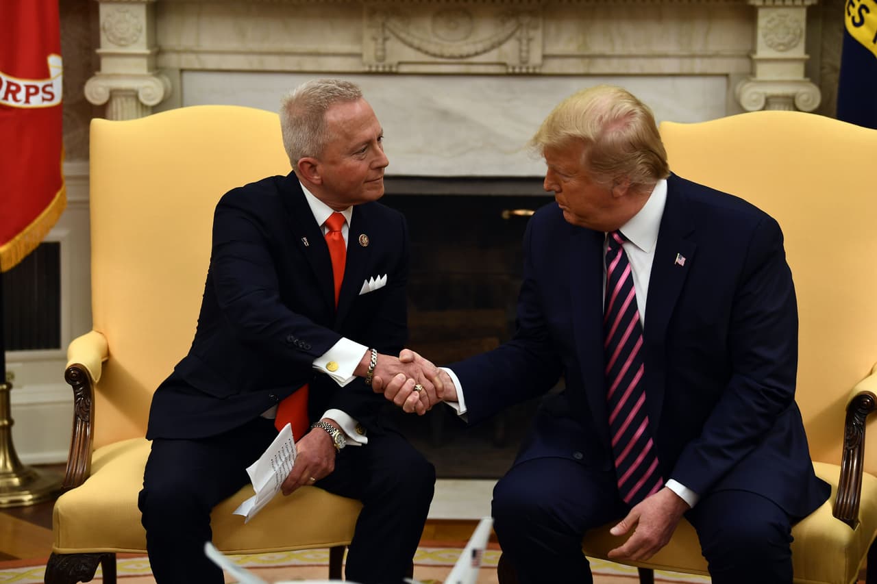 El presidente Donald Trump estrecha la mano del representante de Nueva Jersey Jeff Van Drew.