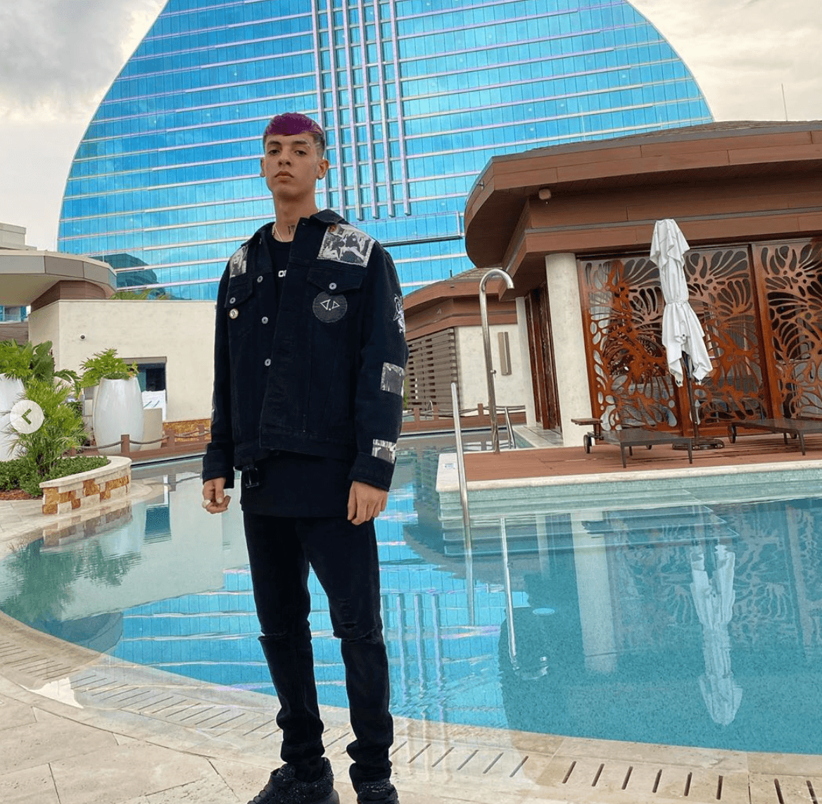 A finales del año pasado Natanael Cano lanzó ‘Corridos Tumbados’, con un sonido sencillo que se basaba únicamente en los ritmos de bajo y guitarra, y con éste se convirtió en el creador de ese nuevo género musical.
<br>
<br>