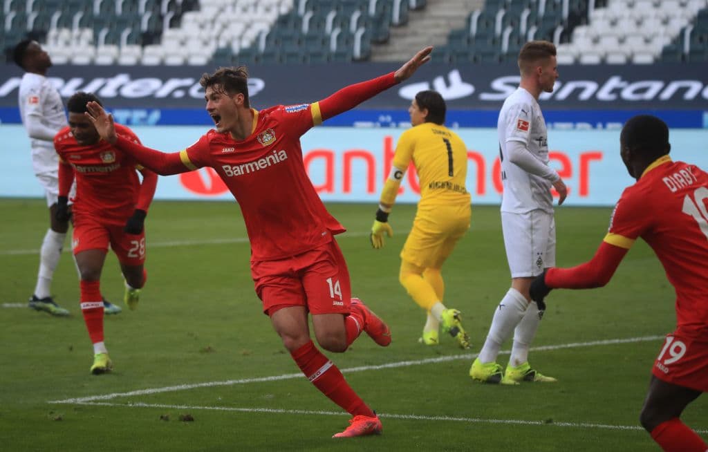 Mönchengladbach cayó por la mínima ante Leverkusen. Patrik Schick (76’) hizo el solitario gol. Leverkusen llegó a 40 y M’Gladbach se quedó en 33 puntos.