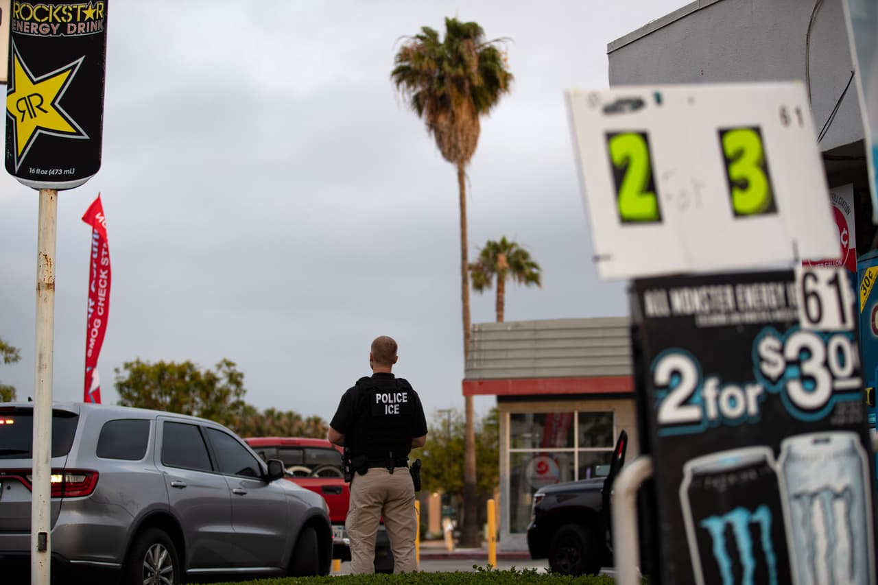 Acción colectiva y el sonido de silbatos evitan operativo del ICE en restaurante mexicano en San Diego