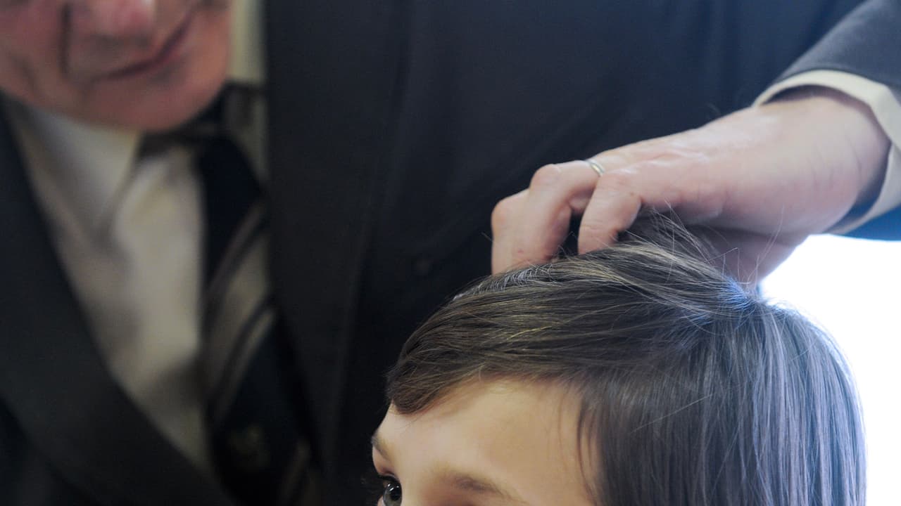 “Cuando los niños están jugando videojuegos se acerca una cabeza con la otra sin querer y se pegan los piojos”, explicó.