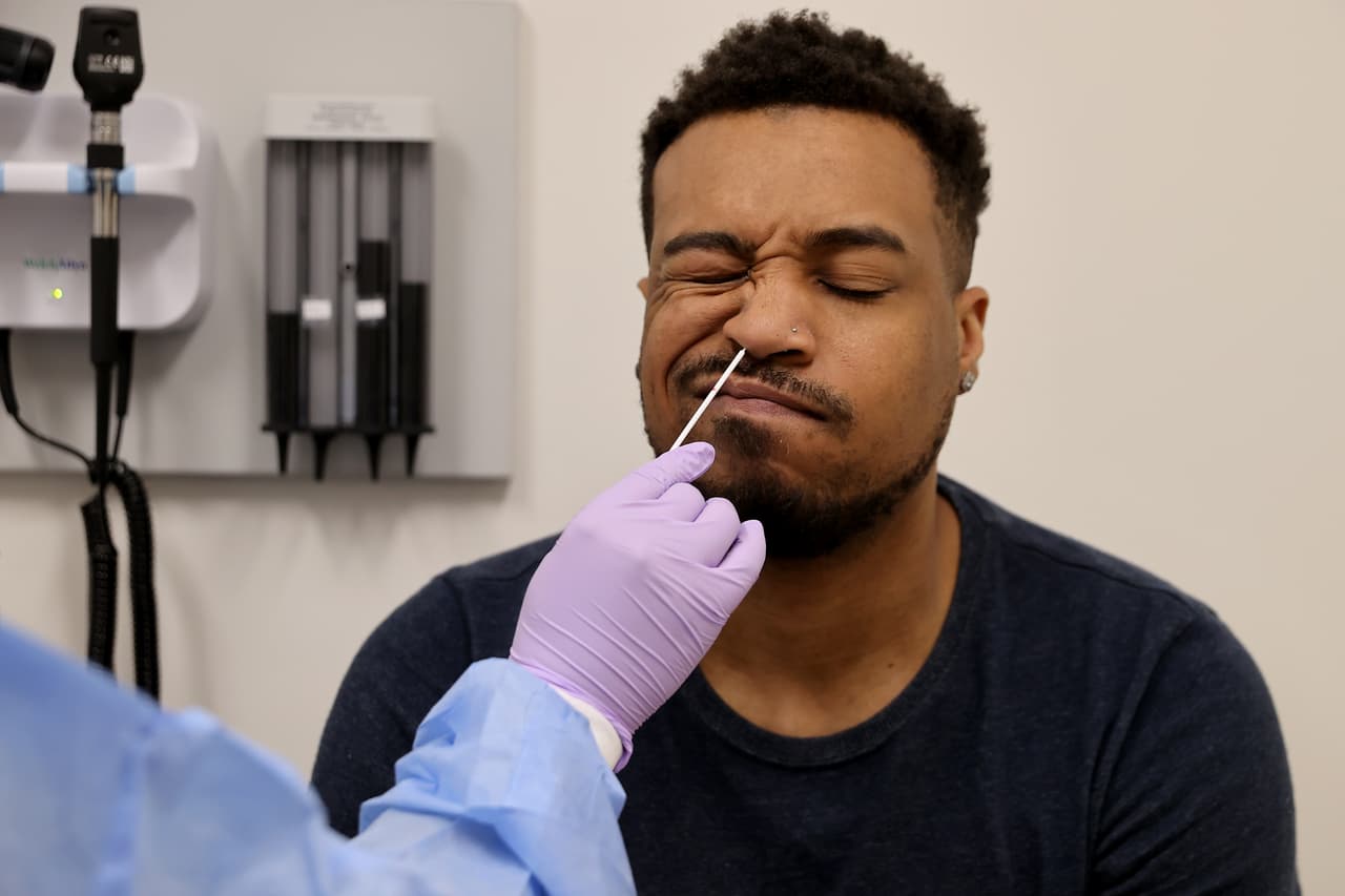 Hazte la prueba después de asistir a una reunión con tus amistades o conocidos, sin importar que sientas síntomas o no.