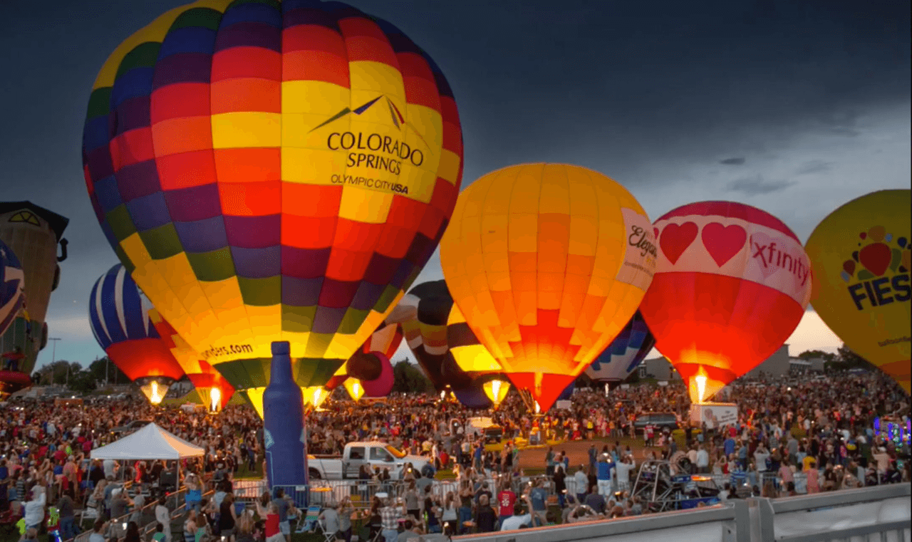 El Álamodome en San Antonio será escenario de un espectáculo de globos aerostáticos atados a partir del Día de Acción de Gracias. El evento, disfrute para toda la familia, tendrá un ambiente de carnaval en el que se fusionará el junto al espectáculo nocturno de globos de aire caliente. Además habrá música en vivo y comida. El evento finalizará el primero de diciembre.