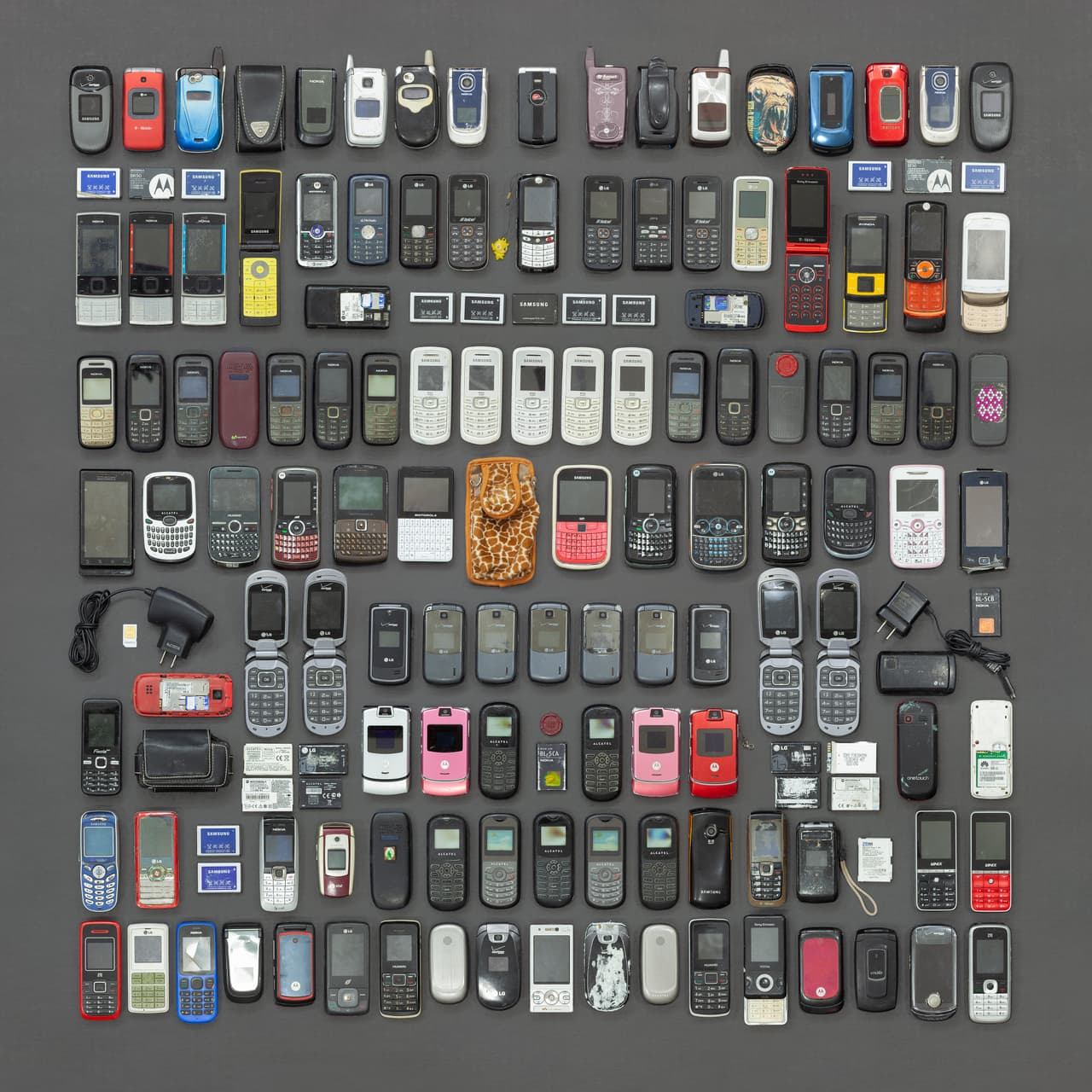 “La mayoría de los migrantes solo busca una vida mejor y no merecen un trato cruel o que sean separadas sus familias”, continuó Kiefer. “Lo que ha hecho esta administración es deplorable”, añadió.
<b>‘Ensamble de teléfonos celulares’</b>, el título de esta fotografía.