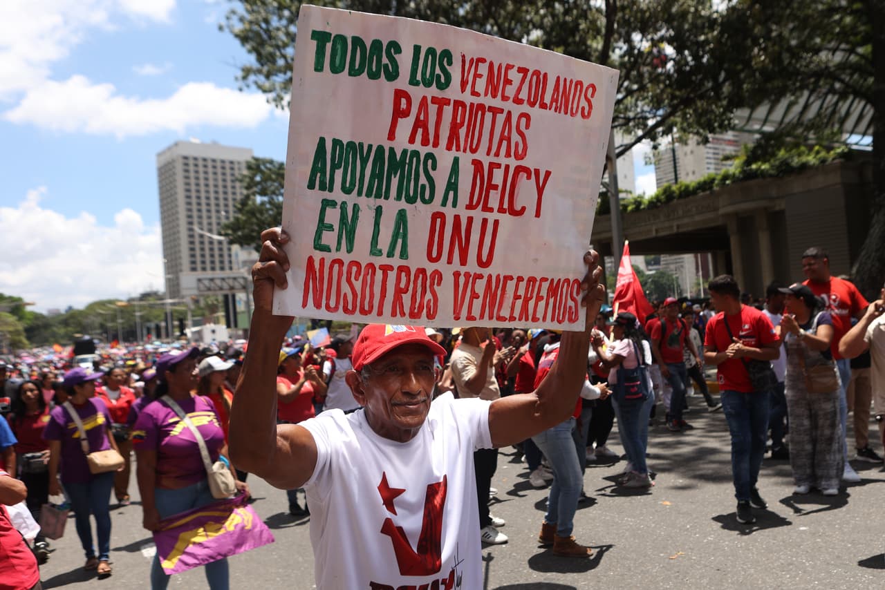 Una persona sostiene un cartel que dice en español "Todos los venezolanos patriotas apoyamos a Delcy en la ONU. ¡Ganaremos!" durante una manifestación organizada por el gobierno en apoyo a la presidenta interina Delcy Rodríguez en Caracas, Venezuela, el miércoles 23 de septiembre de 2026.