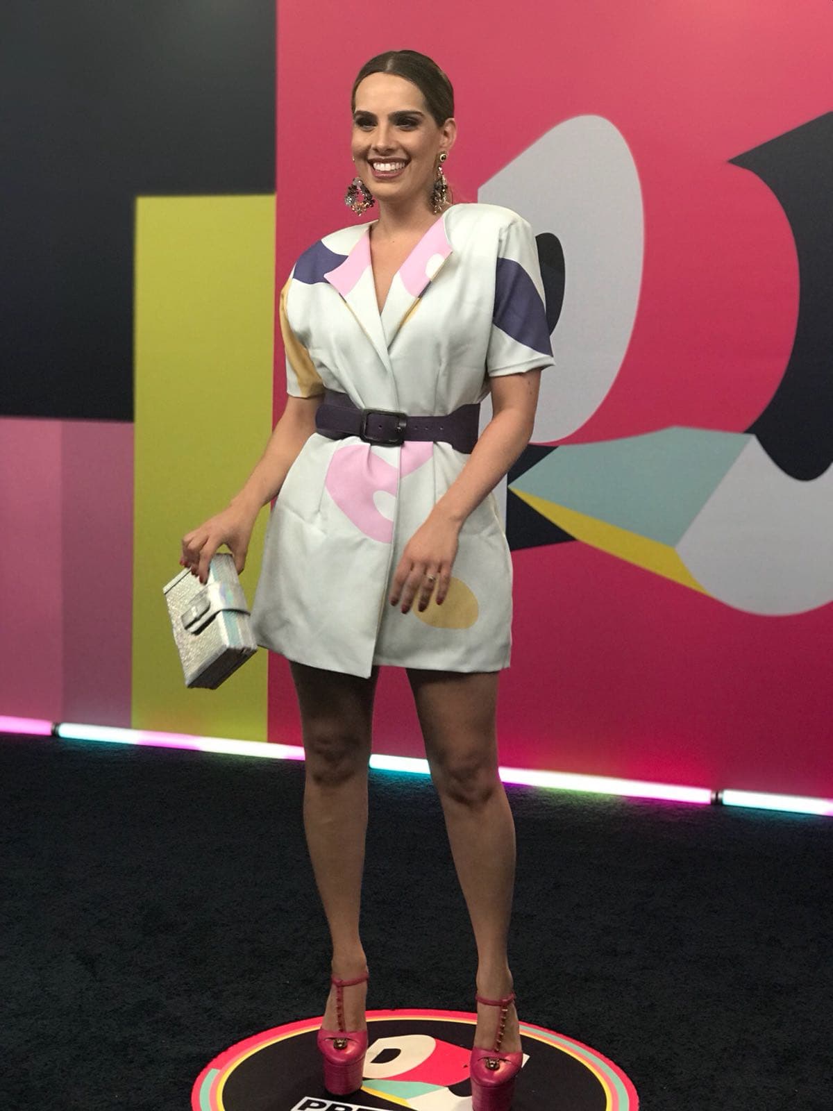 Para su llegada a PJ, lució un vestido de la marca NNia de la diseñadora tica Jessica González.