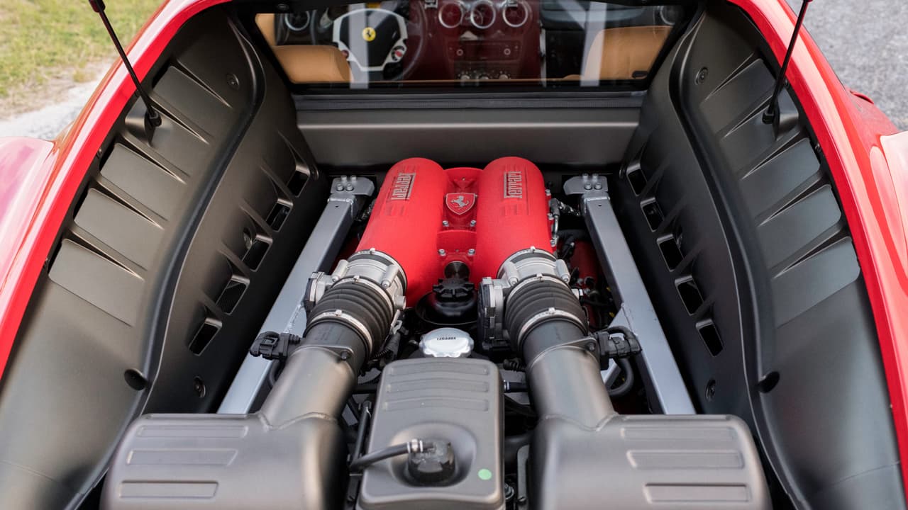 La gran novedad del F430 fue su
<b>V8 de 4.3 litros</b>, un motor de diseño moderno y totalmente nuevo con el que Ferrari daba fin a la utilización de la familia de motores Dino que había visto la luz pública en los años 50. El F430 contaba con 483 caballos de fuerza y 343 lbs-pie de torque.