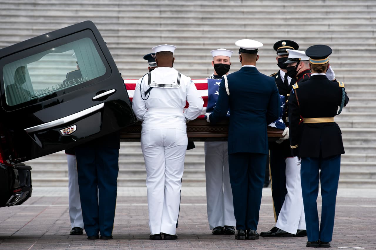 La llegada del cuerpo de Ginsburg al Capitolio. La primera mujer honrada en este espacio fue la activista por los derechos civiles Rosa Parks, pero como se trataba de una ciudadana común no se le rindieron honores por su investidura.
