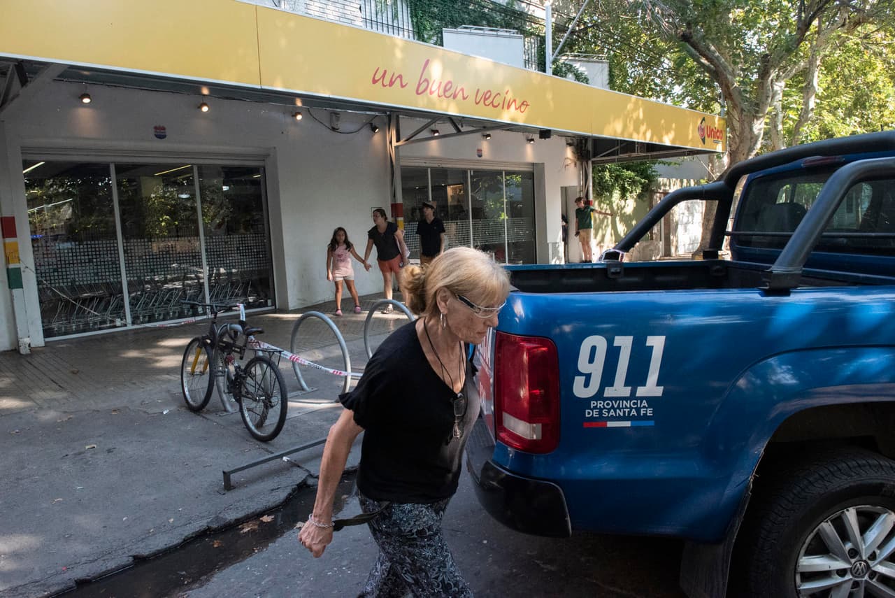 El supermercado de la familia de Antonela Roccuzzo recibió 14 impactos de bala.