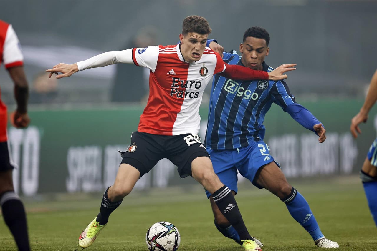 Ajax derrota a Feneyoord 2-0 durante la J17 en la Eredivisie. El primer tanto fue un gol en contra por parte de Marcos Senesi al 44', mientras que Dusan Tadic aseguraba la victoria al 81'. Edson Álvarez fue titular durante el encuentro.