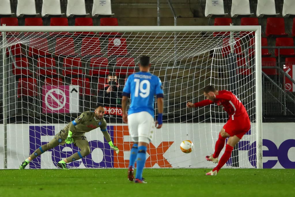 Se va con empate el enfrentamiento entre el AZ Alkmaar y el Napoli 1-1. Dries Mertens abrió el marcador para los de Gatusso, pero llegó la respuesta por parte del equipo local y Bruno Martins Indi anota al minuto 53, dejando que se defina el grupo en la siguiente jornada de la Europa League.