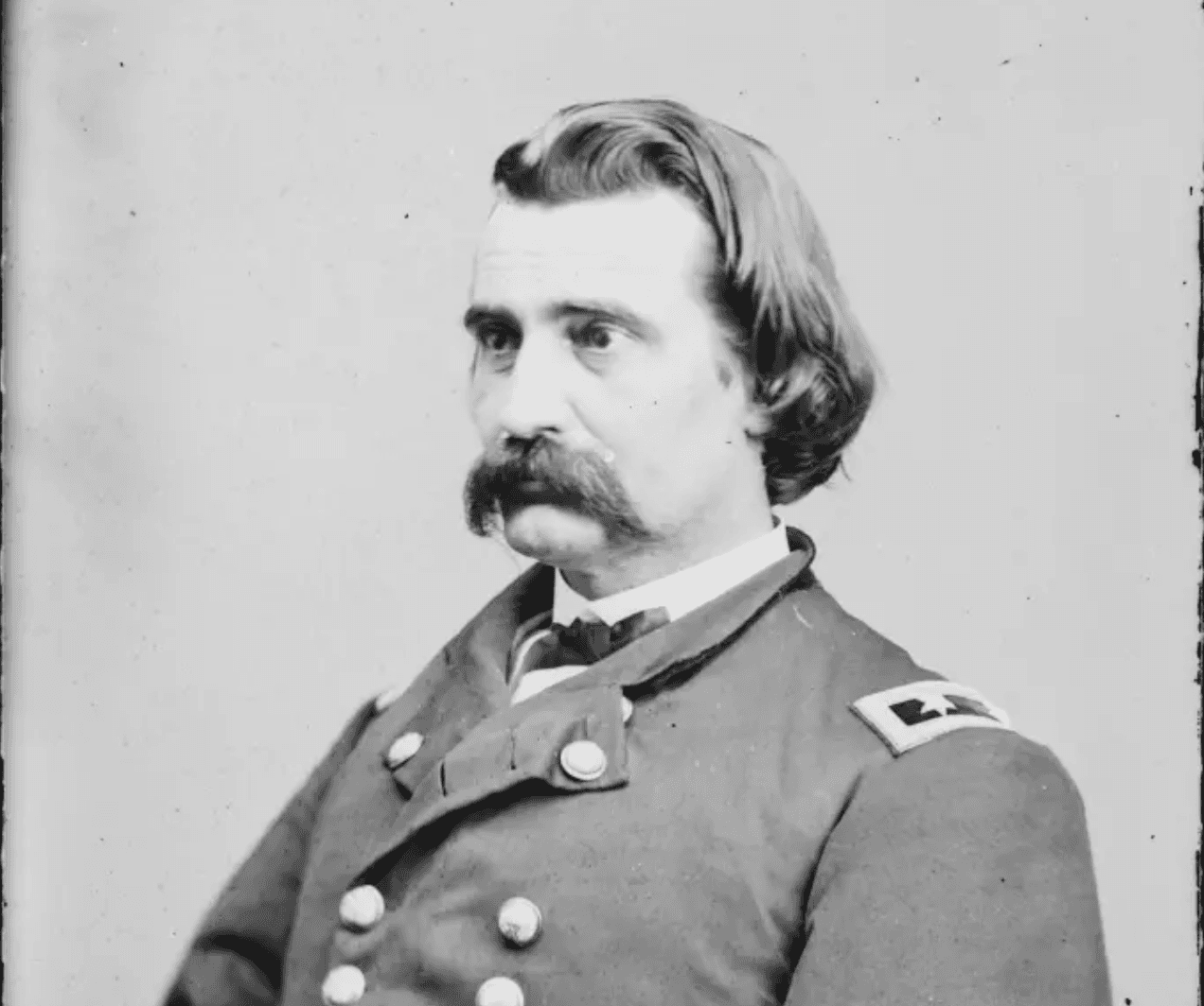 <b>2.- ¿Quién la proclamó la celebración?</b>
<br>
<br>El mayor general John A. Logan fungía como comandante del Gran Ejército de la República, una organización de veteranos de la Unión, cuando ésta reservó el 30 de mayo de 1868 "con el propósito de esparcir flores o decorar las tumbas de los compañeros que murieron en defensa de su país durante la rebelión tardía".
<br>