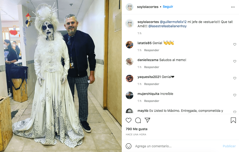 En la foto que compartió junto al director de vestuario Guillermo Félix, Lola Cortés presumió su disfraz completo.