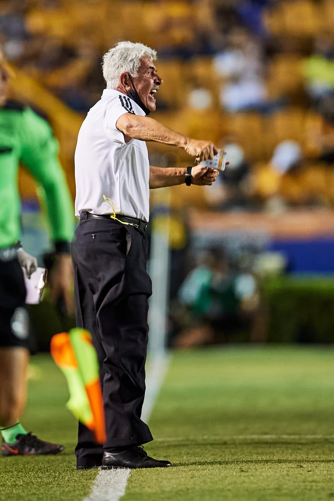 Ferretti no se cansó de reclamar en todo el partido.