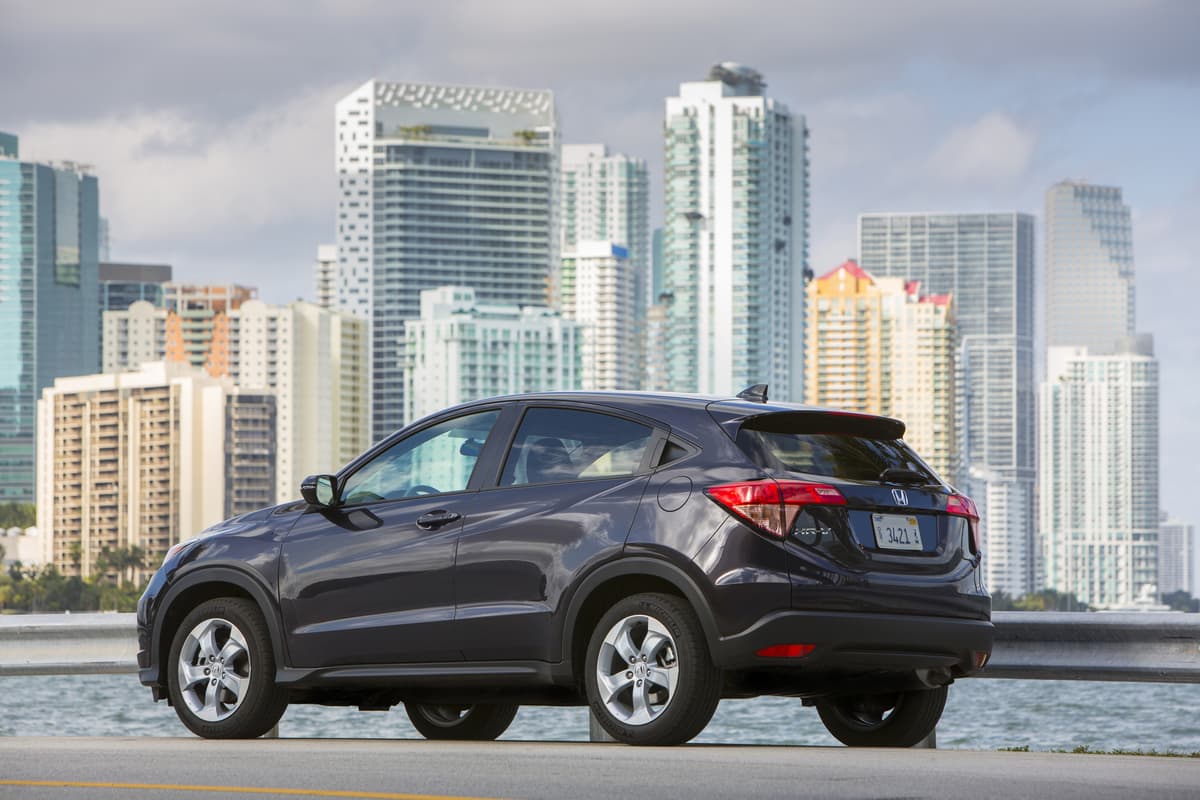 Su motor cuatro ciilindros de 1.8 litros tiene una potencia de 141 caballos de fuerza, que si bien no es la más alta, es suficiente para mover a una camioneta de estas dimensiones. En el caso de la Honda HR-V LX, es un buen ejemplo de lo buena que puede ser una versión de entrada.
<br>
<b>Consumo de combustible combinado</b>: 29 mpg
<br>
<b>Consumo de combustible ciudad:</b> 20 mpg
<br>
<b>Consumo de combustible carretera: </b>39 mpg
<br>