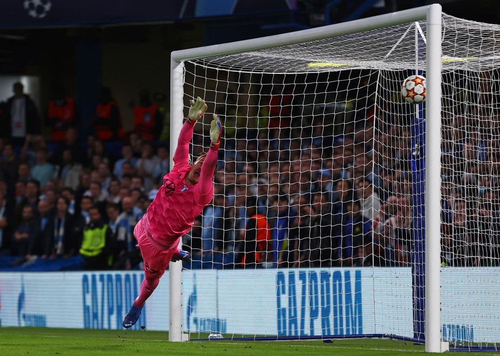 Chelsea, sin piedad, golea al Malmö 4-0 en Stamford Bridge, durante la Jornada 3 en la UEFA Champions League. Andreas Christensen abrió el marcador al minuto 4', seguido de un doblete por parte de Jorge Luis Frello, ambos como cobro de penaltis y el último de Kai Havertz al 48', quedando segundos del Grupo H.