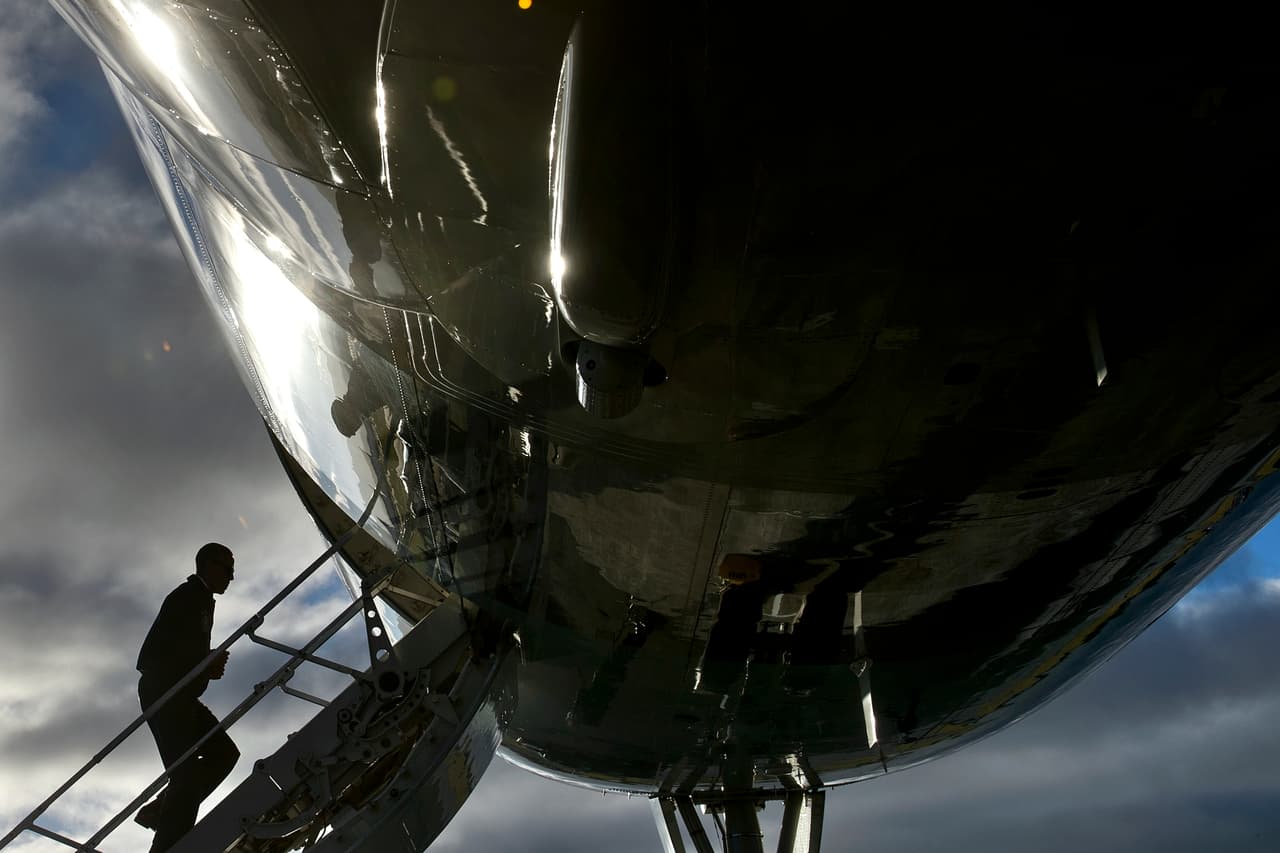<b>Regreso a casa. </b>Barack Obama regresa al Air Force One luego de una parada por combustible en Las Azores, Portugal, en uno de los últimos vuelos de este periodo presidencial. Noviembre 2016.