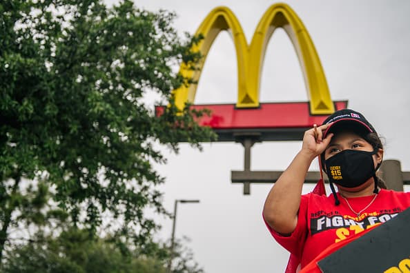 <h3 class="cms-H3-H3">4.- Trabajadores de comida rápida: </h3>
<br>
<br>La ley AB 257 crea un consejo con autoridad para crear leyes laborales para trabajadores en cadenas de comida rápida con 100 o más ubicaciones o franquicias en todo el país.
<br>
<br>El consejo podrá fijar salarios, condiciones de trabajo y capacitación para los trabajadores de comida rápida.
<br>