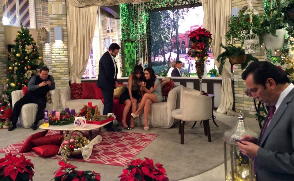 Detrás de cámaras, nuestros conductores atienden a sus fans en redes sociales.