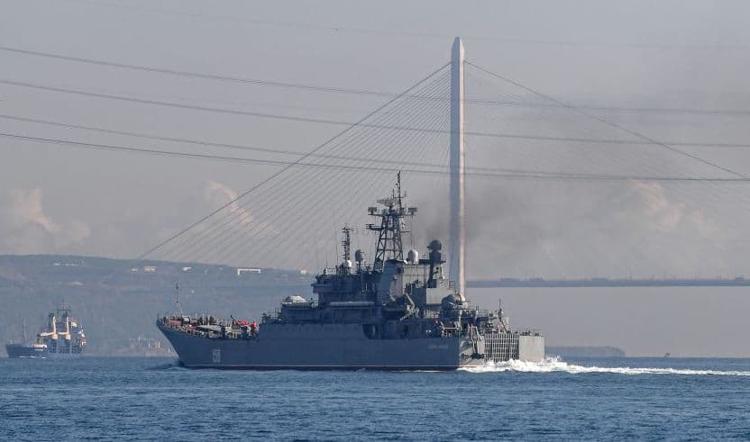 Buque de guerra ruso BSF Tsezar Kunikov navegando cerca de Estambul, Turquía.