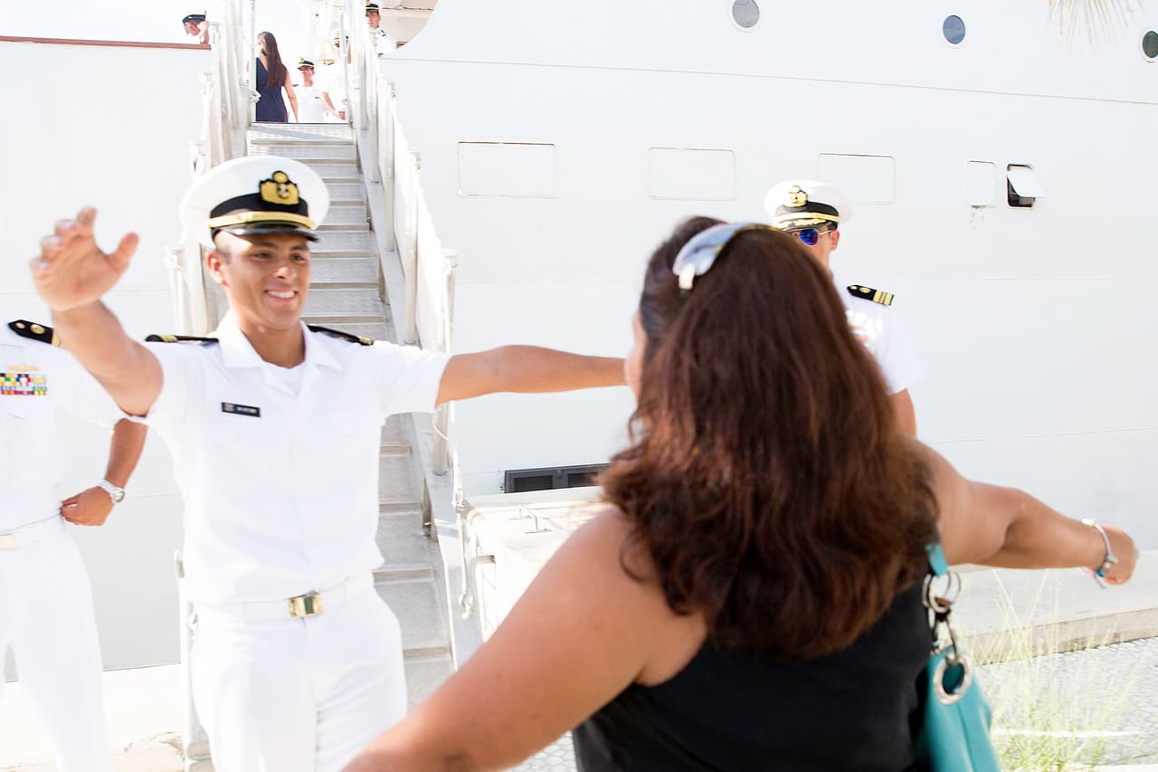 About 20 minutes after arrival, Manlio gets off the ship and hugs his mother for the first time in 14 years. It is an emotional encounter, full of tears.