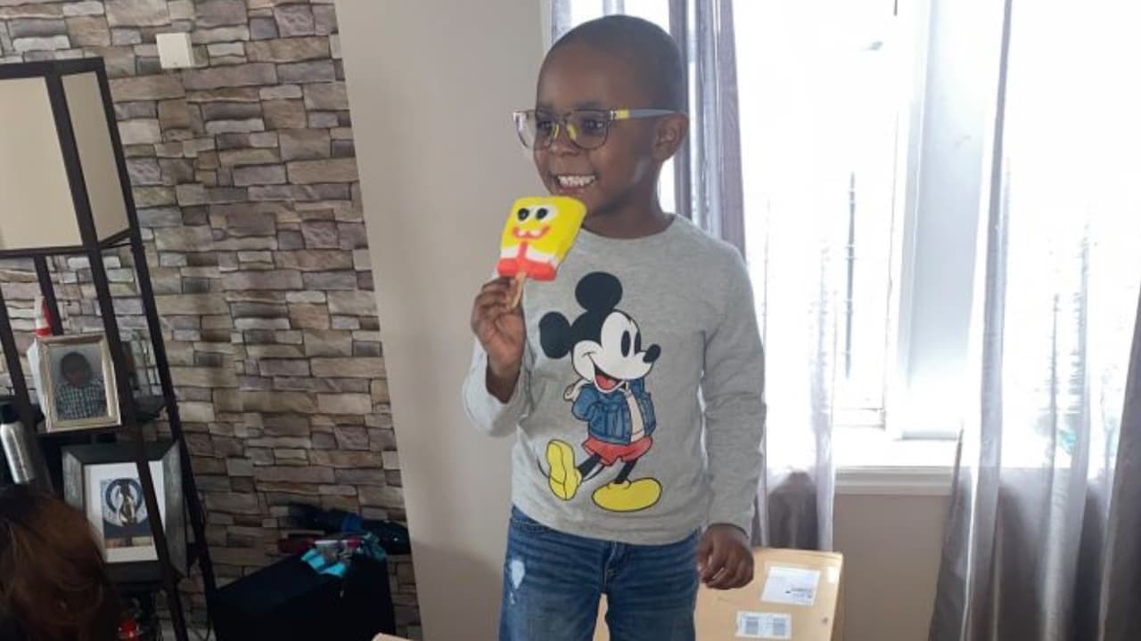 Reúnen más de $23,000 para el niño que compró $2,618 en paletas de Bob Esponja