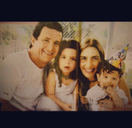 Buscó ayudarlos, pero siempre con la conciencia de "no compensar"
<b>la ausencia de su fallecido padre. </b>
<br>