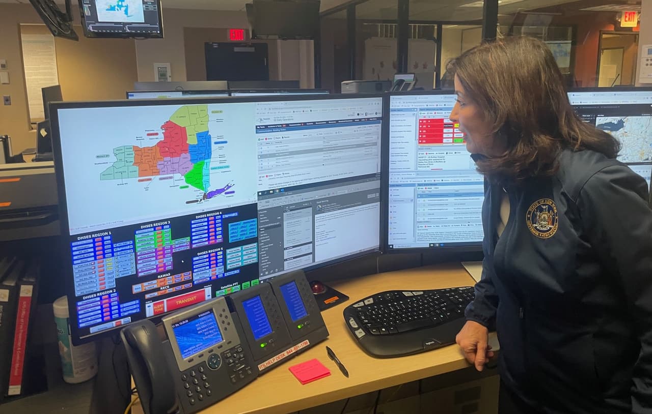 “Por favor, manténganse lejos de las carretera para que nuestras cuadrillas puedan llevar a cabo labores de limpieza y podamos llevar recursos y ayuda a las personas que lo necesitan”, dijo la gobernadora de NY, Kathy Hochul.
<b> </b>