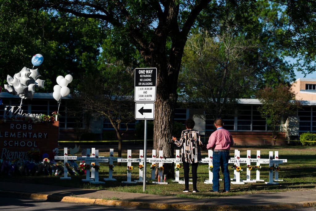 Los pastores Daniel Myers y su esposa, Matty, presentan sus respetos a las víctimas del tiroteo del martes en la escuela primaria Robb.