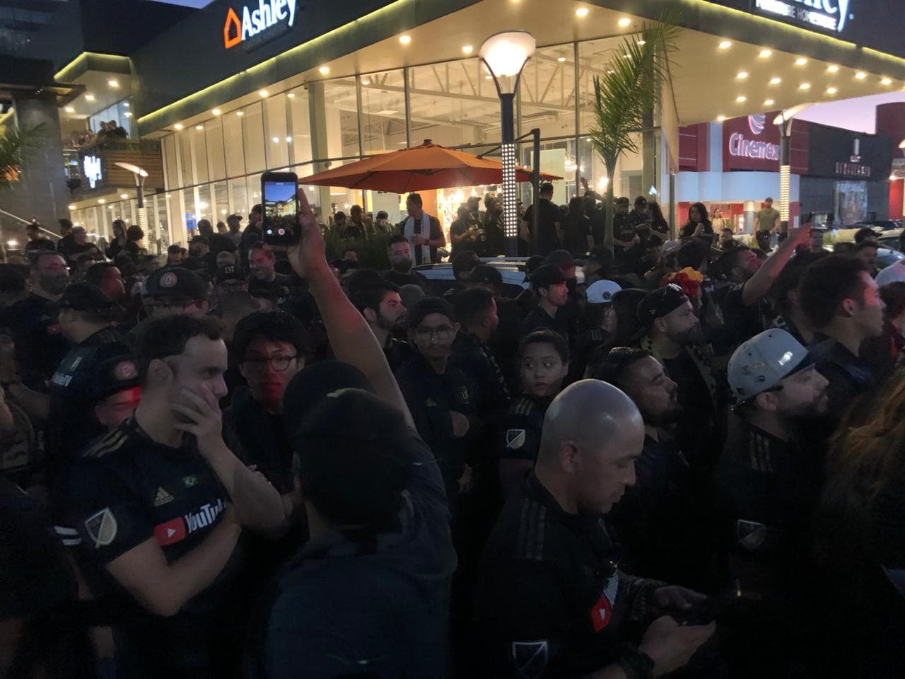 Muy prendida y animada la afición angelina, poniendo el color en León para alentar al LAFC.