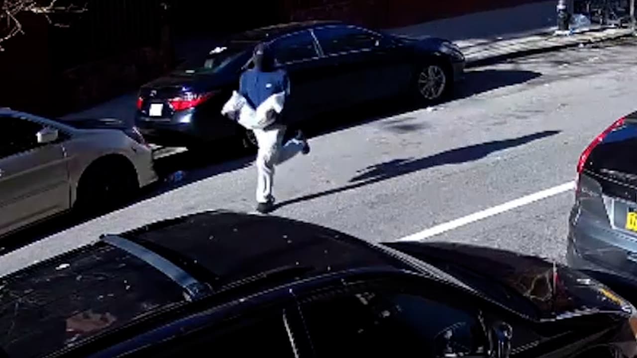 Hombre roba $200,000 en efectivo después de atacar a trabajador de vehículo blindado en El Bronx