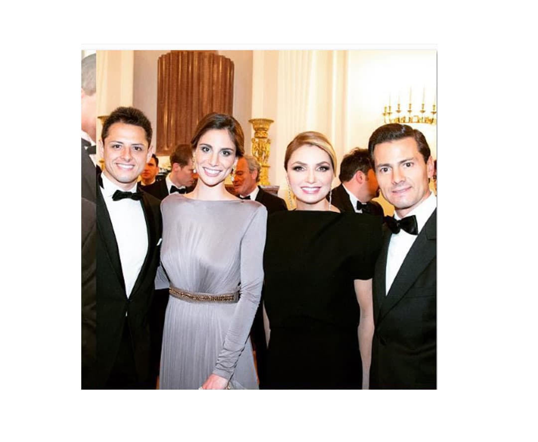 También la novia del delantero mexicano, Lucía Villalón, estuvo presente.