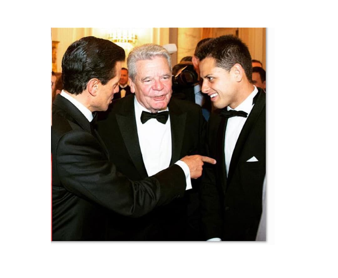 Aquí el presidente de Alemania, Joachim Gauck, EPN y el 'Chiharito' platicando.