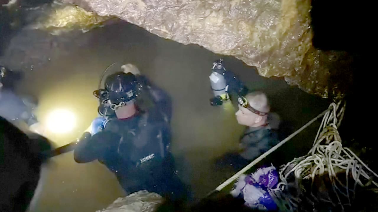 <b>La amenaza de más agua. </b>La posibilidad de que nuevas lluvias vuelvan a inundar al sistema de cuevas llevó a acelerar el proceso de rescate. Algunos expertos dudan que sacar a los niños buceando sea la mejor idea, sobre todo después que el buzo experto Samarn Poonan (38),
<a href="https://www.univision.com/noticias/rescate/buzo-de-rescate-muere-durante-operacion-para-recuperar-a-los-ninos-en-la-cueva">un exmiembro de la unidad élite SEAL de Tailandia</a>, muriera bajo el agua turbia de uno de los pasadizos.