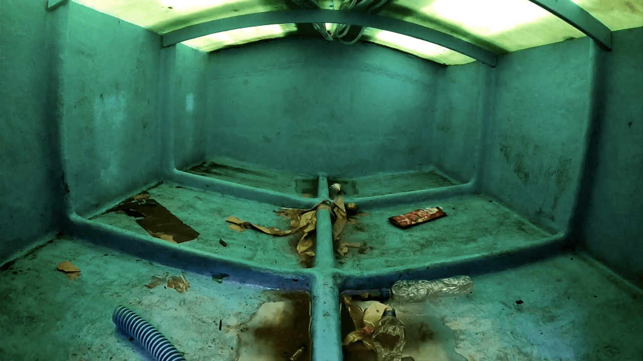 En este espacio interior del narco sumergible viajan la droga y los tres a cinco tripulantes.