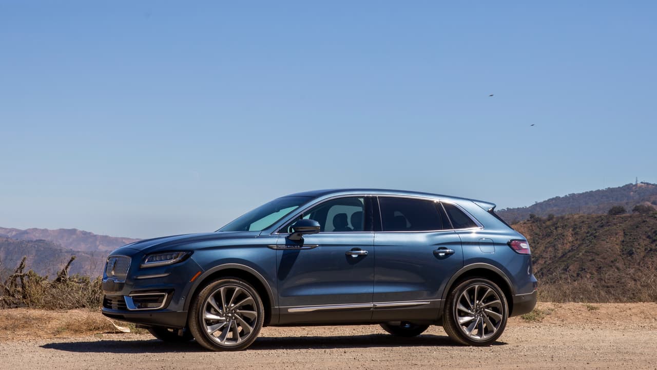 Visualmente, del cortafuegos (la línea que separa la trompa del resto del vehículo, donde normalmente están las bisagras de la puerta delantera) hacia delante la carrocería del Lincoln Nautilus 2019 es totalmente nueva.