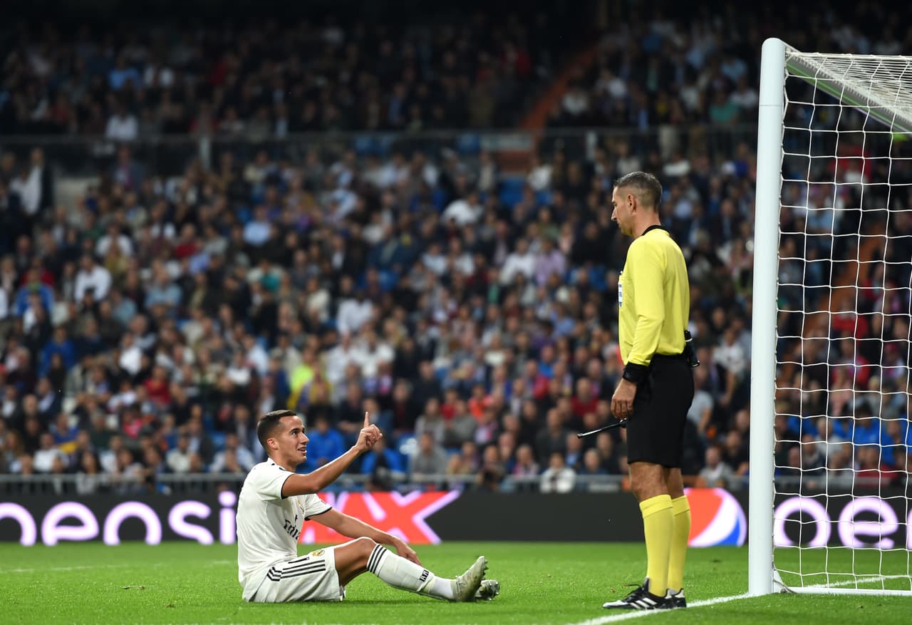 Lucas Vázquez caía también en el área pero el juez no sancionó penal. El gallego le recriminó al asistente.