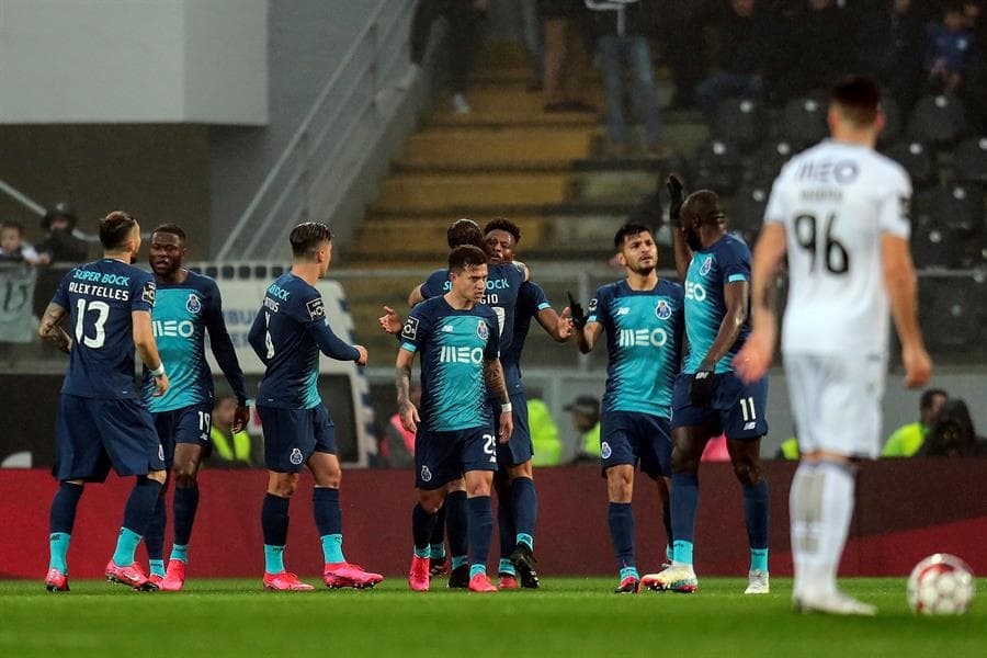 Específicamente un grupo se dedicó a atacar a Moussa Marega.