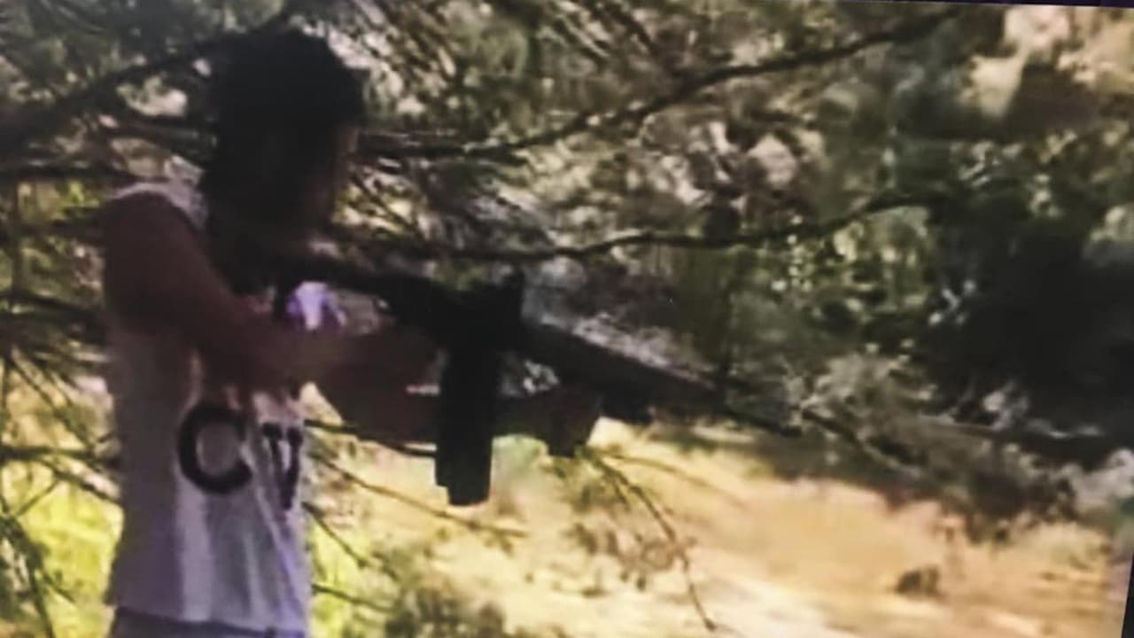 La policía hizo públicas imágenes de un rifle de alto calibre siendo usado.