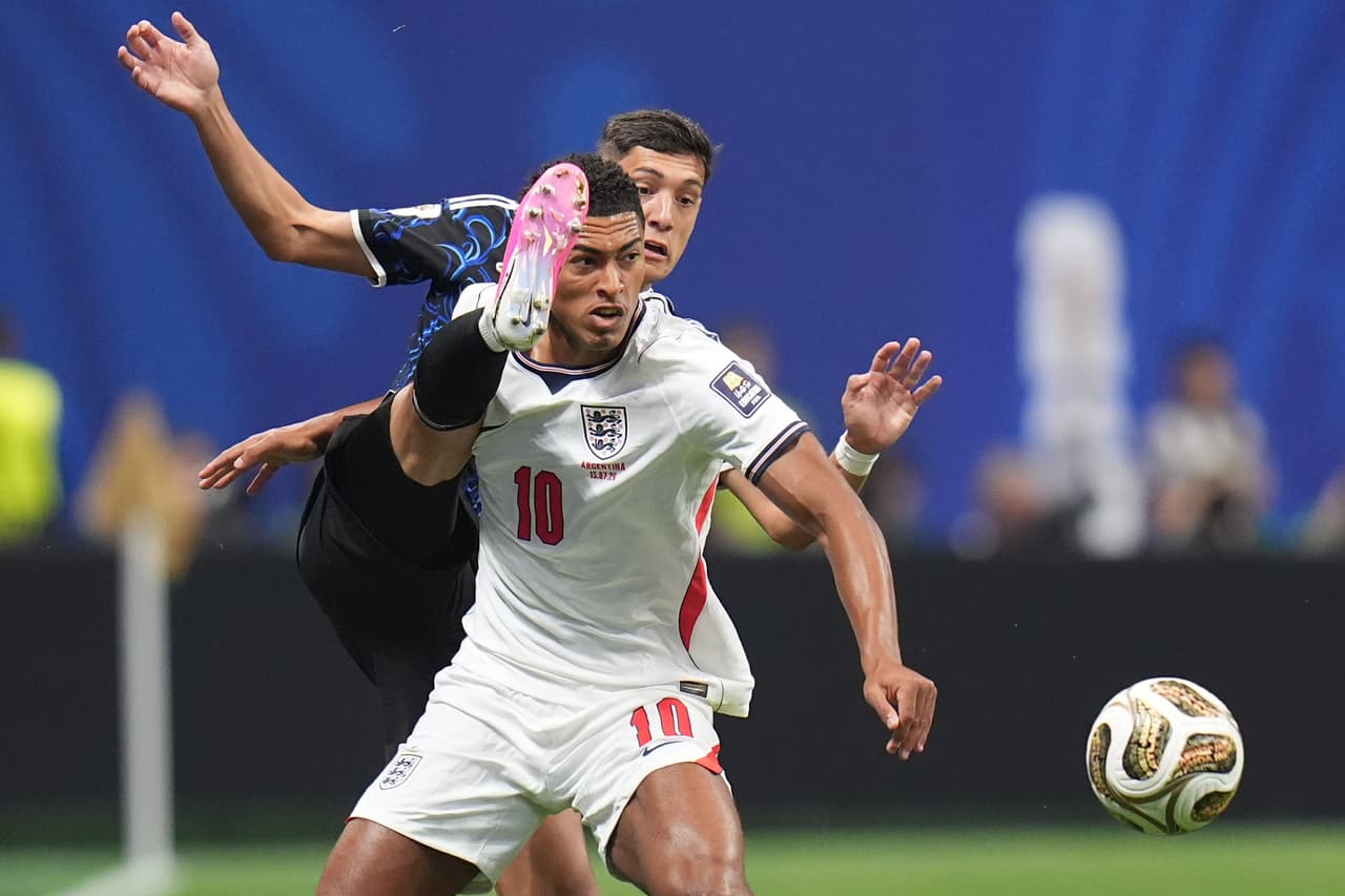 Jude Bellingham yNahuel Molina se pelean el balón.
