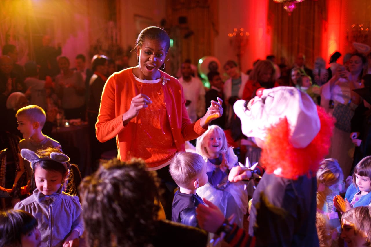 La primera dama Michelle Obama bailó con los hijos de militares invitados a la Casa Blanca para celebrar Halloween el 31 de octubre de 2010.