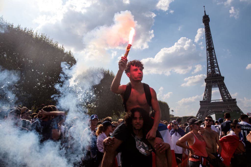 En las calles de París se vive la celebración de los fanáticos por la conquista del título mundial de fútbol por parte de la selección de Francia.