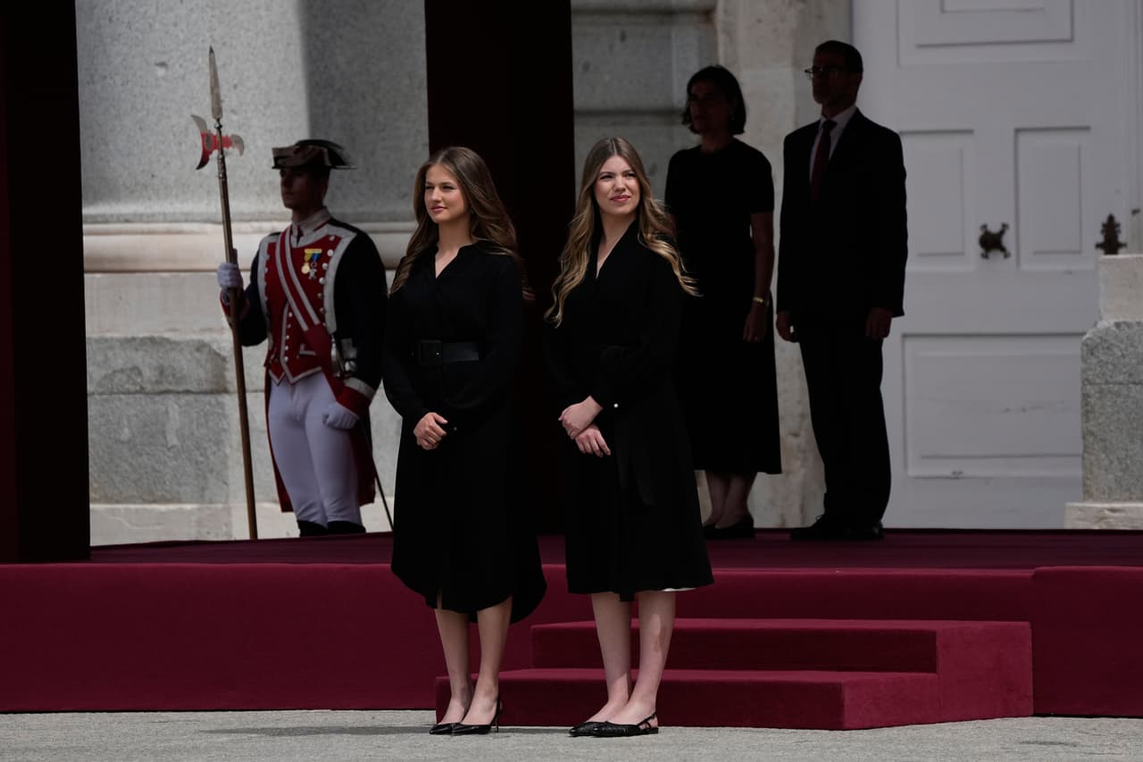 Leonor, princesa de Asturias y la infanta Sofía esperan la llegada del Papa al Palacio Real de Madrid.