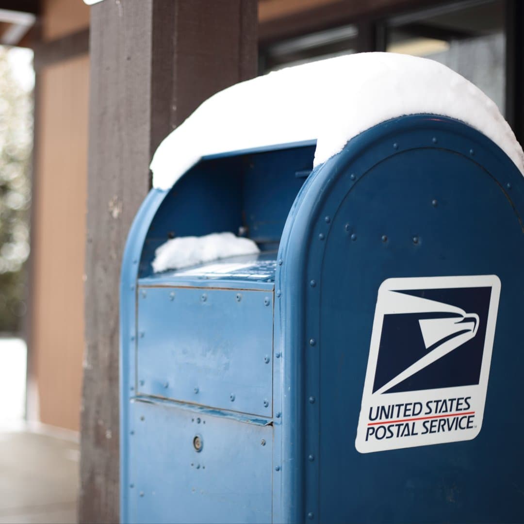 La agencia de correos indica que las cartas a Santa Claus deben ser depositadas hasta el 14 de diciembre, o lo antes posible. Los colaboradores de Santa, por su parte, deben ingresar
<b><a href="http://uspsoperationsanta.com/about" target="_blank">al sitioweb para conocer más del programa</a>, y adoptar una correspondencia a partir del 4 del próximo mes.</b>