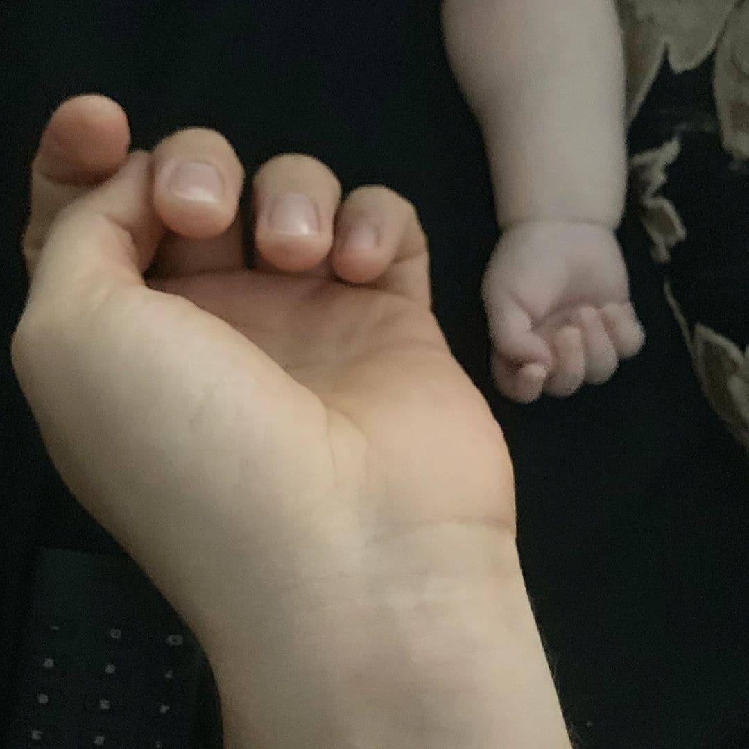 El 11 de agosto de 2019 mostró el brazo de su hija y escribió: "Y
<b>hoy son 3 meses</b>, benditos meses de un nuevo amor. Nos acordaremos cuando juntos caminemos los caminos juntos tú y yo. Daryana Marie. Te ama tu padre. Mi bicolora del amor".
<br>