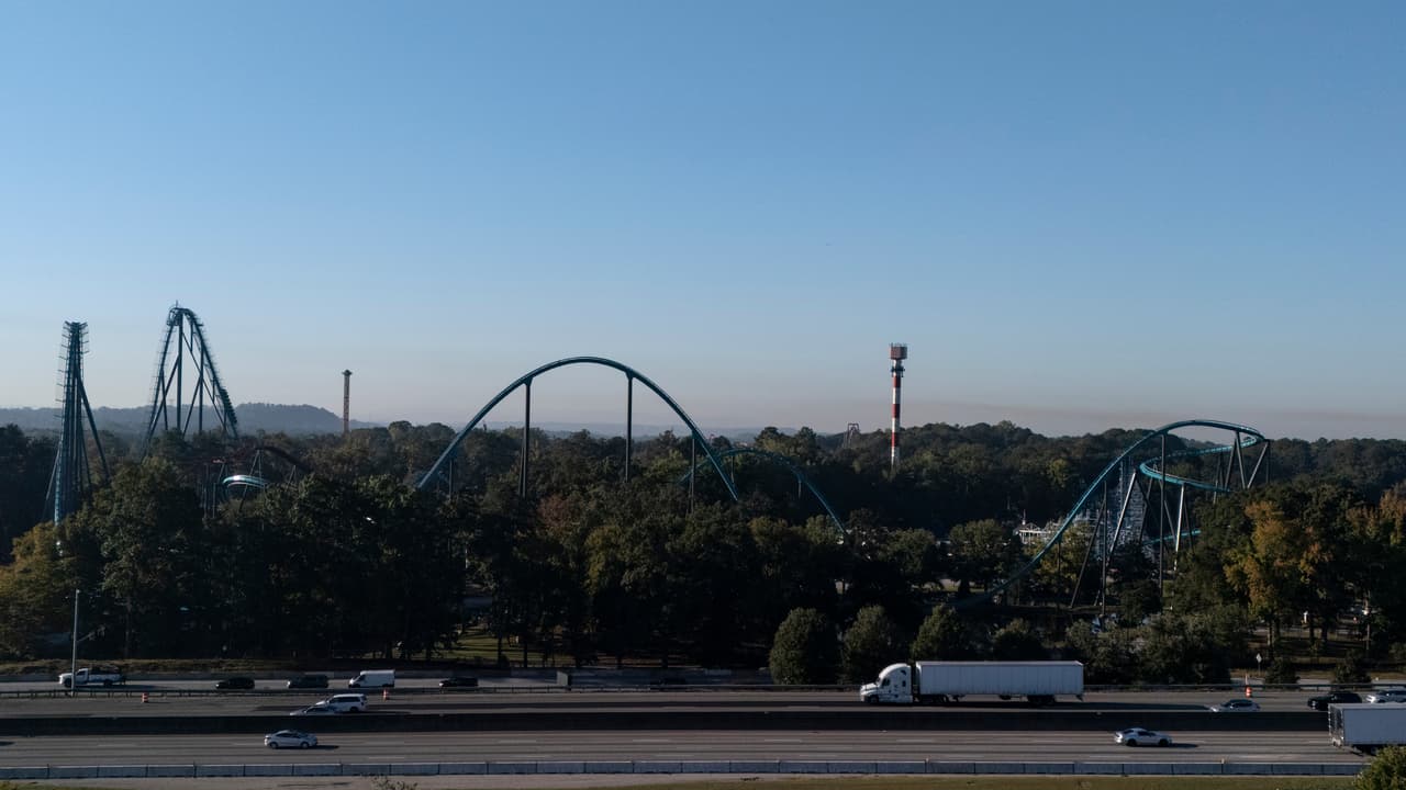 Por "extrema precaución", según informó,
<b><a href="https://www.univision.com/noticias/estados-unidos/six-flags-cierra-9-montanas-rusas-tras-la-muerte-de-un-hombre-en-georgia" target="_blank">Six Flags Entertainment Corporation cerró temporalmente montañas rusas en varios parques</a></b> de diversiones. De cerca de 300, comunicó que al menos 10 no estarán abiertas al público.
<br>
<br>Además, la corporación aseguró que coopera con la investigación.