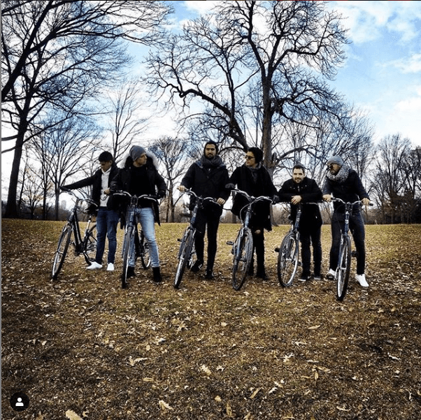 'Chicharito' incluso es de los que disfruta de un paseo al aire libre en bicicleta y mejor si es acompañado por amigos y familiares.